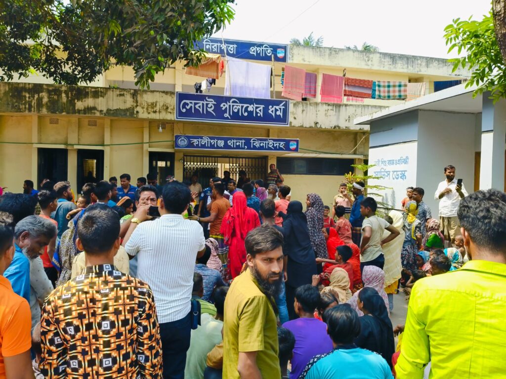 ওসি’র অপসারণ চেয়ে বেদে সম্প্রদায়ের স্লোগানে মুখর থানা চত্বর