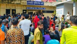 ওসি’র অপসারণ চেয়ে বেদে সম্প্রদায়ের স্লোগানে মুখর থানা চত্বর