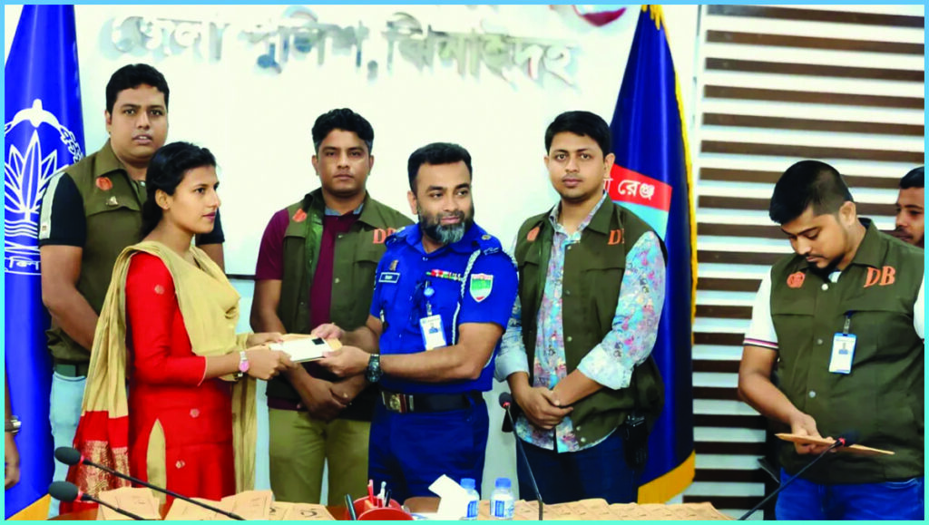 ঝিনাইদহে সাইবার সেলের অভিযানে উদ্ধার ৯৬টি মোবাইল ও ৯৩ হাজার টাকা