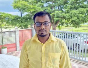 ইরান বিভিন্ন ক্ষেত্রে গোয়েন্দা ব্যর্থতার কারণে শোচনীয় পরাজয় বরণ করতে হয়েছে। ১৯৭৯ সালের ইরানি জিম্মি সংকট, ১৯৮০ সালের অপারেশন ঈগল ক্ল, এবং ইসরায়েলের পারমাণবিক নথি তেহরানে চলে যাওয়া - এই ঘটনাগুলো ইরানি গোয়েন্দা সংস্থাগুলোর দুর্বলতা এবং ব্যর্থতার উদাহরণ। এই সব ঘটনায় ইরান বিভিন্ন দিক থেকে ক্ষতিগ্রস্ত হয়েছে. ইরানের গোয়েন্দা ব্যর্থতার উদাহরণ: **ইরান জিম্মি সংকট (Iran Hostage Crisis): ১৯৭৯ সালে তেহরানে ৬৬ জন মার্কিন নাগরিককে জিম্মি করে রাখা হয় এবং তাদের মধ্যে ৫২ জনকে এক বছরেরও বেশি সময় ধরে জিম্মি করে রাখা হয়। এই সংকট ইরানি বিপ্লবের পর দেখা দেয়। এই সংকট ছিল একটি আন্তর্জাতিক সংকট, যেখানে ইরানি গোয়েন্দা সংস্থাগুলো তাদের দুর্বলতা এবং ব্যর্থতা প্রমাণ করে. **অপারেশন ঈগল ক্ল (Operation Eagle Claw): ১৯৮০ সালে মার্কিন যুক্তরাষ্ট্র ইরানের জিম্মিদের উদ্ধারের জন্য একটি অভিযান চালায়, যা অপারেশন ঈগল ক্ল নামে পরিচিত। এই অপারেশনে দুটি হেলিকপ্টার যান্ত্রিক ত্রুটির কারণে এগিয়ে যেতে পারেনি এবং একটি ধূলিঝড়ের কারণে দৃশ্যমানতা হ্রাস পায়। এই কারণে পুরো দলটিকে দেরিতে অবতরণ করতে হয় এবং অভিযানটি ব্যর্থ হয়. **ইসরায়েলের পারমাণবিক নথি তেহরানে চলে যাওয়া: সম্প্রতি ইসরায়েলের পারমাণবিক স্থাপনার নথি তেহরানে চলে যাওয়ার অভিযোগ পাওয়া গেছে। এই ঘটনা ইরানি গোয়েন্দা সংস্থাগুলোর ব্যর্থতার আরও একটি উদাহরণ, যেখানে তাদের দুর্বলতার কারণে গোপন তথ্য ফাঁস হয়ে গেছে. **ইসরাইলের পারমাণবিক স্থাপনায় হামলার প্রস্তুতি: কিছু তথ্য থেকে জানা গেছে যে, ইসরাইল ইরানের পারমাণবিক স্থাপনায় হামলার প্রস্তুতি নিচ্ছে। এই তথ্য ইরানের গোয়েন্দা সংস্থাগুলোর দুর্বলতা এবং ব্যর্থতার ইঙ্গিত দেয়. এই সব ঘটনা প্রমাণ করে যে, ইরানের গোয়েন্দা সংস্থাগুলো তাদের কাজ সঠিকভাবে করতে পারেনি এবং তাদের দুর্বলতা বিভিন্ন ক্ষেত্রে দৃশ্যমান হয়েছে। এই দুর্বলতার কারণে ইরান বিভিন্ন ক্ষেত্রে শোচনীয় পরাজয় বরণ করতে হয়েছে.