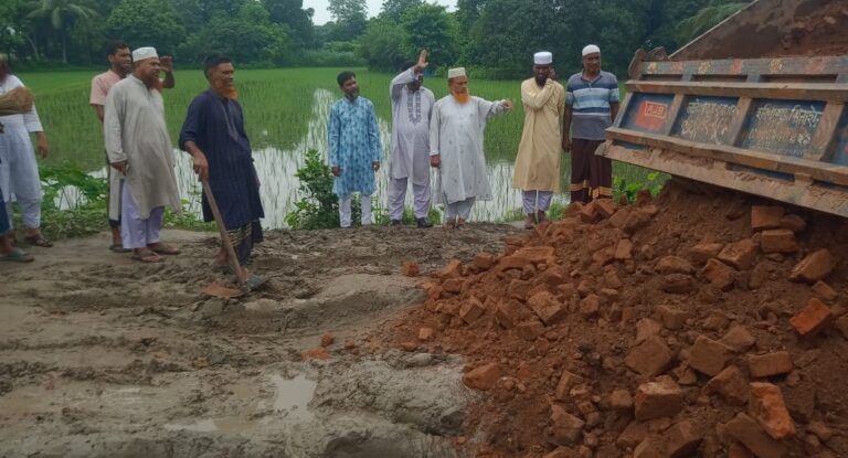 রাস্তার কারণে বিয়ে ভাঙে, অবশেষে রাবিস ফেলে চলাচলের ব্যবস্থা করল সাগান্না জামায়াত
