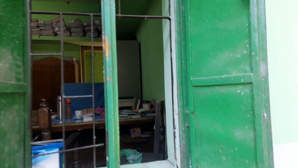 কালীগঞ্জ উপজেলা ভূমি অফিসের জানালা ভেঙে ৩ লাখ টাকা চুরি