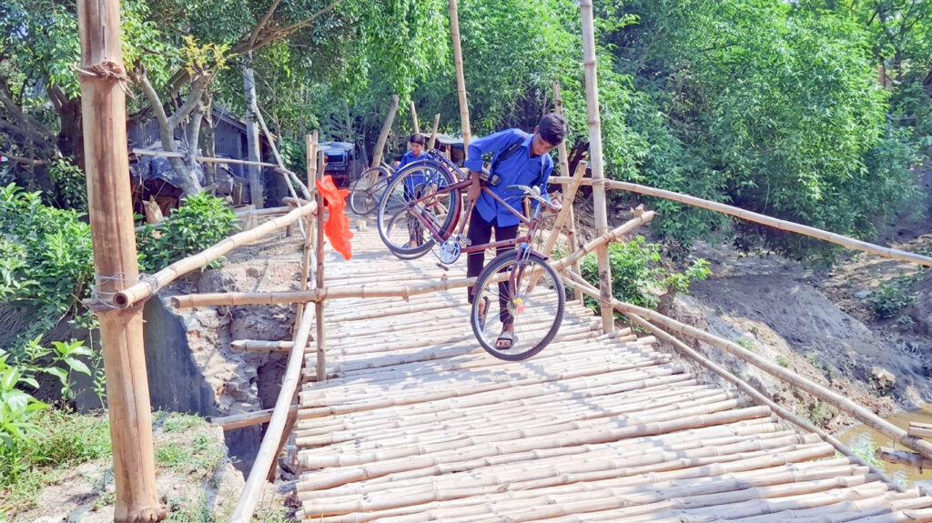 ৯ মাস ধরে ভেঙে পড়ে আছে ঝিনাইদহের ভবানীপুর সেতু: চরম জনদুর্ভোগে দুই ইউনিয়ন