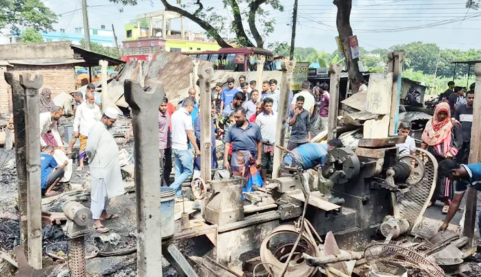 মহেশপুরে অগ্নিকাণ্ডে ৭ দোকান ভস্মীভূত: কোটি টাকার ক্ষতির আশঙ্কা
