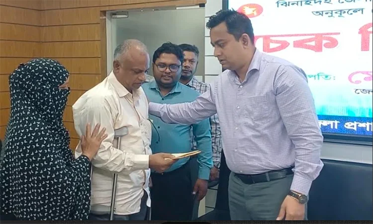 ঝিনাইদহে সড়ক দুর্ঘটনায় প্রাণ হারানো ও আহত ৩১ পরিবার পেল ১ কোটি ১৯ লাখ টাকার অনুদান