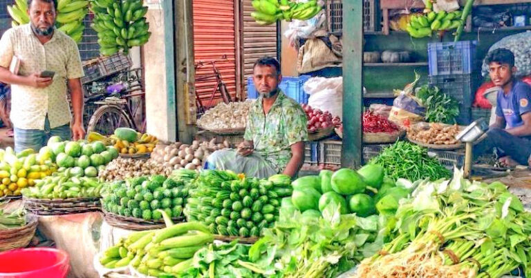ঝিনাইদহে সবজির বাজারে নামমাত্র স্বস্তি, নাগালের বাইরে মাছ