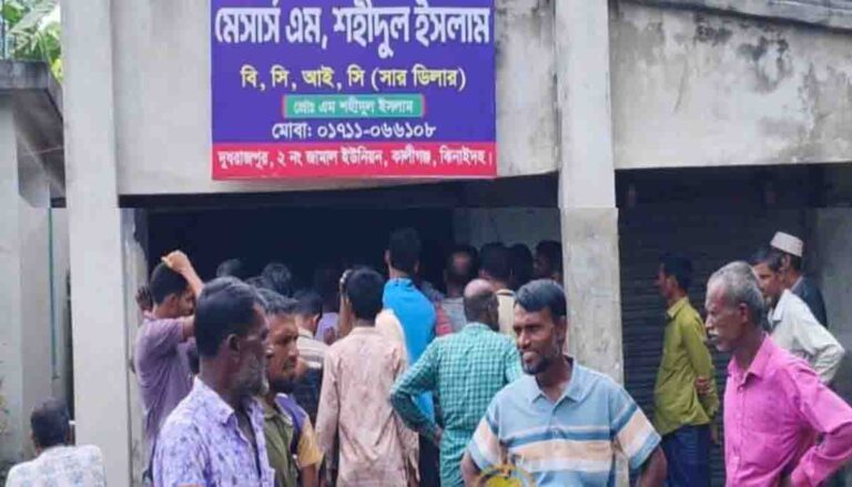 কালীগঞ্জে সার না পেয়ে ডিলার