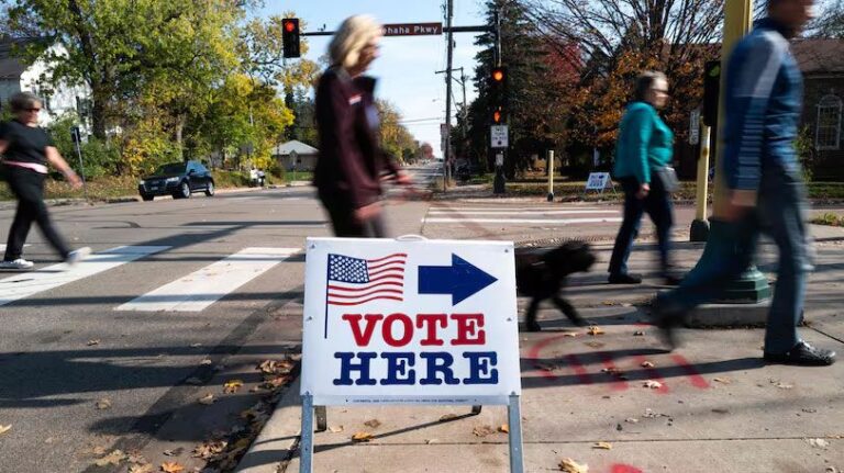 A Sign Directs Early Voters To A Polling Station In Minneapolis De9a72